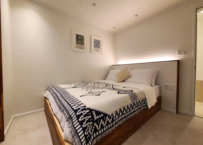 Of 6 Hongdae 5br & 4bath, Elevator, Free Wifi Apartment